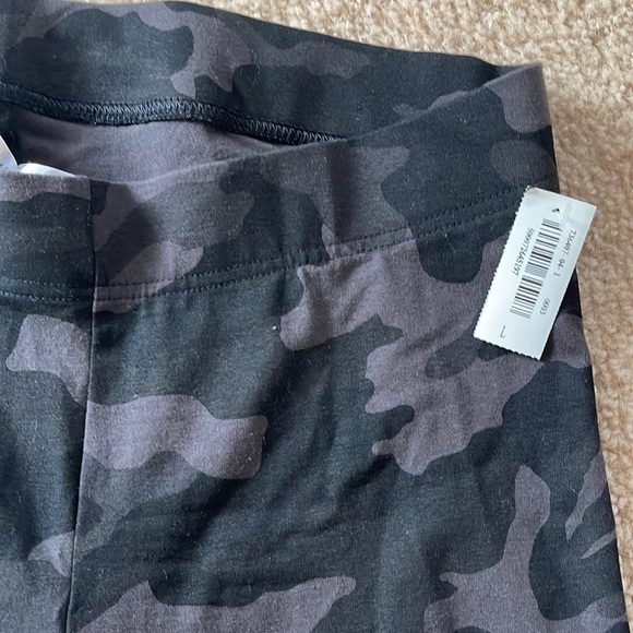 High-Waisted Cropped Legging Black Camo - Picture 2 of 4